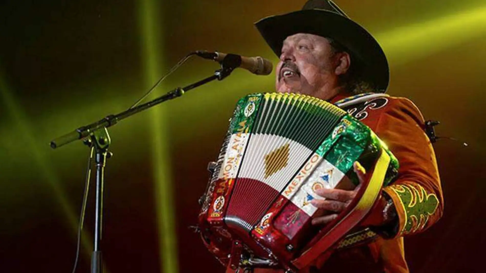 Ramón Ayala mantiene en alto la música norteña